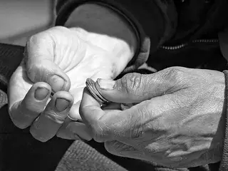 Попрошайки возле Центральной мечети Алматы оштрафованы за навязчивость