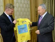 Винокуров подарил Назарбаеву майку велокоманды "Астана"