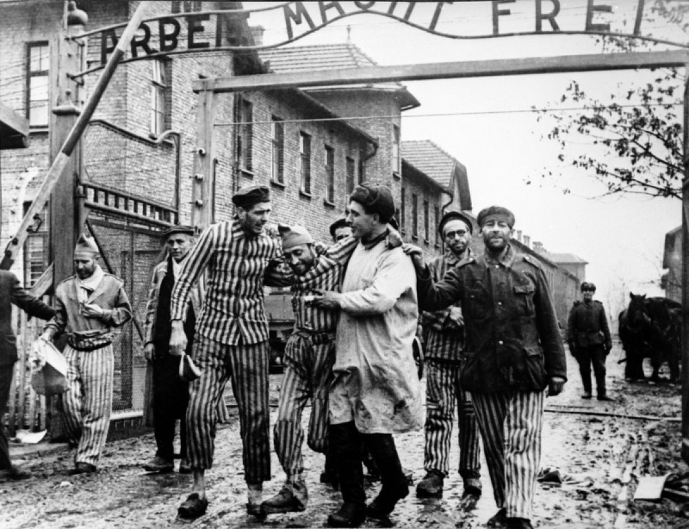 Освобождение советскими солдатами уцелевших узников концлагеря Освенцим. Фото с сайта photochronograph.ru