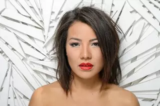 Певица спела песню Adele, играя на домбре