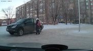 Мать разрешила школьнице управлять автомобилем Lexus только во дворе