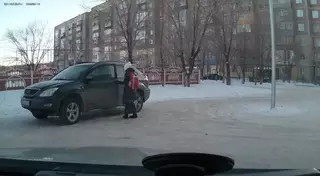 Школьницу на автомобиле Lexus и ее мать привлекли к ответственности