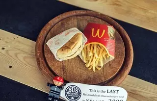 Шестилетний бургер и картофель фри из McDonald's