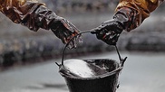 Из-за низких цен на нефть могут пострадать работники сервисных компаний в Казахстане