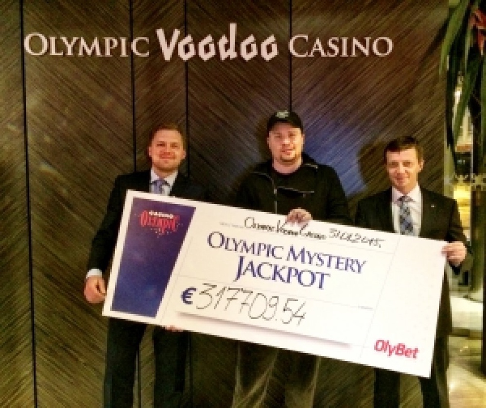 Гарик Бульдог Харламов с сертификатом выигрыша. © olympic-casino.lv