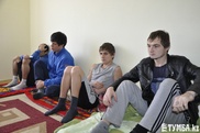 Выпускники детдомов на третий день голодовки добились встречи с акимом Актау