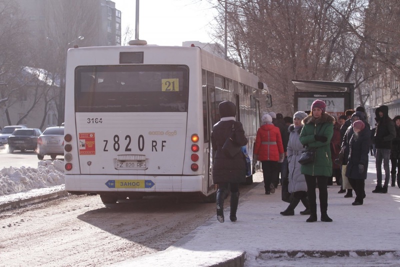 Почему номера автобусов разного цвета на остановках