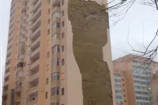 С нового дома в Астане рухнула облицовка