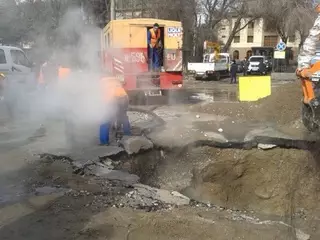 Авария на трубопроводе произошла на проспекте Райымбека в Алматы