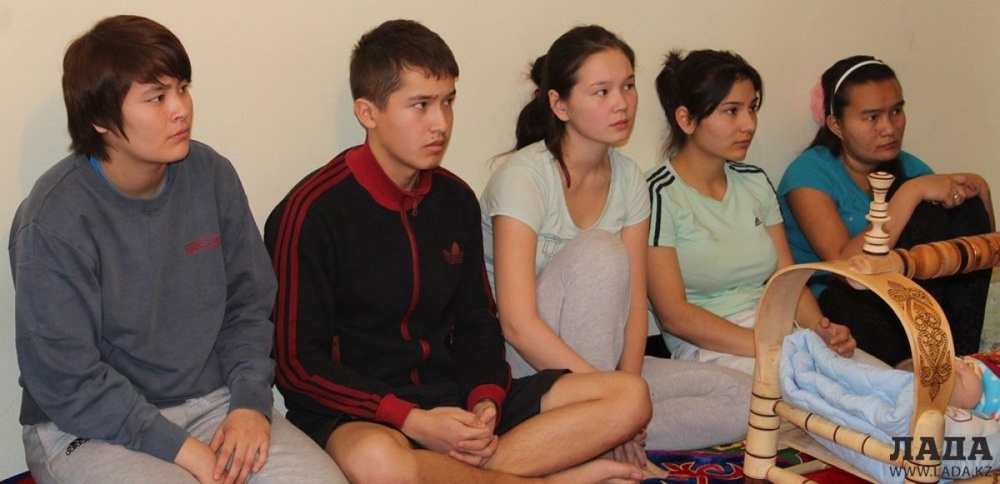 Выпускники детского дома. Фото с сайта lada.kz