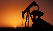 Плавное изменение курса тенге возможно при  цене на нефть ниже 50 долларов