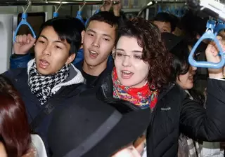 Студенты спели "Көзімнің қарасы" в метро Алматы в честь закона о молодежной политике