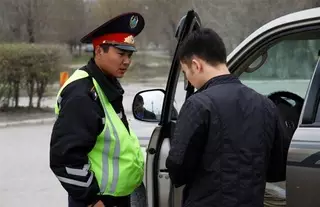 Казахстанцев начали штрафовать за выход из авто после остановки дорожным полицейским