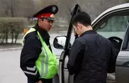Казахстанцев начали штрафовать за выход из авто после остановки дорожным полицейским