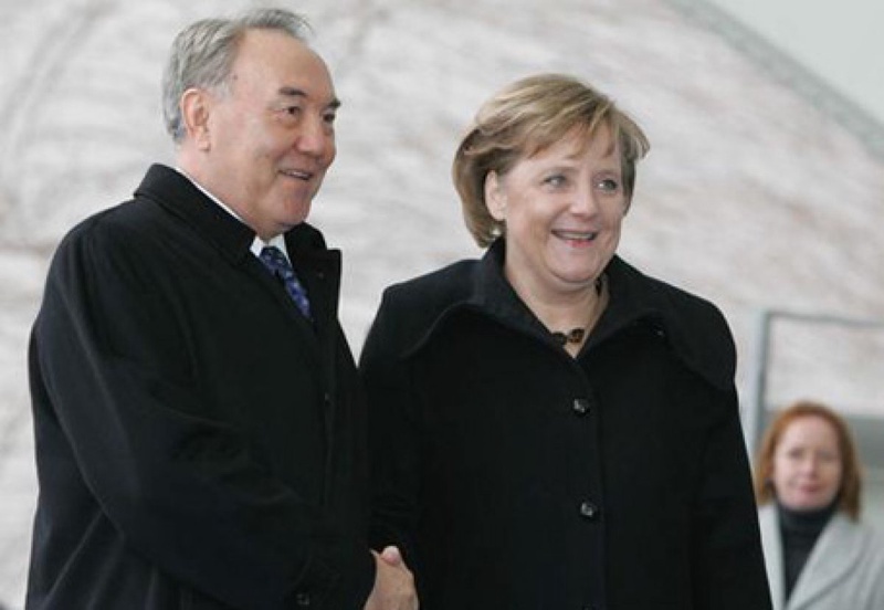 Нурсултан Назарбаев и Ангела Меркель. Фото с сайта huffingtonpost.com, архив