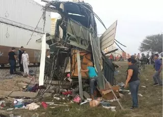 Столкновение поезда и автобуса в Мексике привело к гибели 16 человек