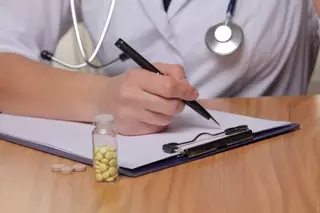Врачам в Казахстане запретят писать на бумаге