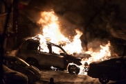Toyota Land Cruiser сгорела во дворе дома в Астане