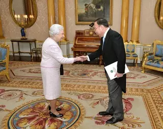 Посол РК в Британии Ержан Казыханов вручил верительные грамоты Елизавете II