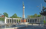 Памятник воину-освободителю в Вене облили черной краской