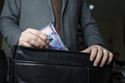 Бизнесмены Астаны указывают в налоговых декларациях нищенские зарплаты