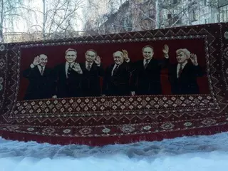 Ковер семьи экс-президента Кыргызстана продают за 25 тысяч долларов в Усть-Каменогорске