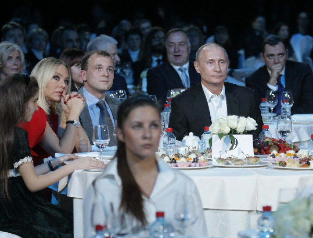 Орнелла Мути (в красном) и  Владимир Путин на благотворительном ужине, 10 декабря 2010 года. Фото ©РИА Новости