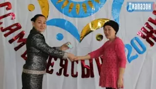 Жительница Актюбинской области в 37 лет впервые получила удостоверение