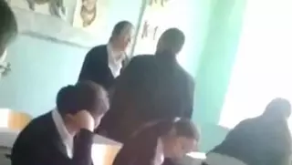 Учитель избил и попытался поцеловать школьницу на уроке в ЮКО