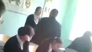 Учитель избил и попытался поцеловать школьницу на уроке в ЮКО