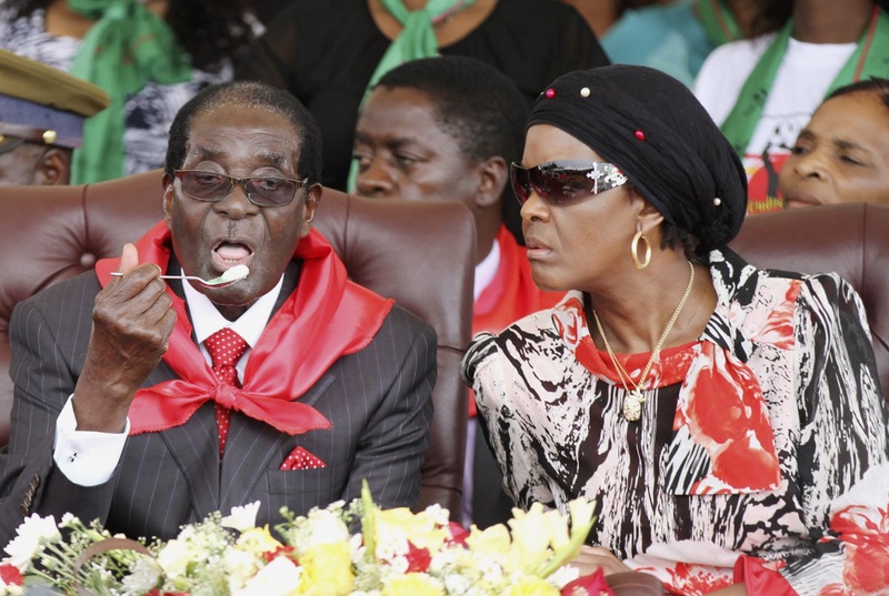 Роберт Мугабе с супругой. Фото ©Reuters