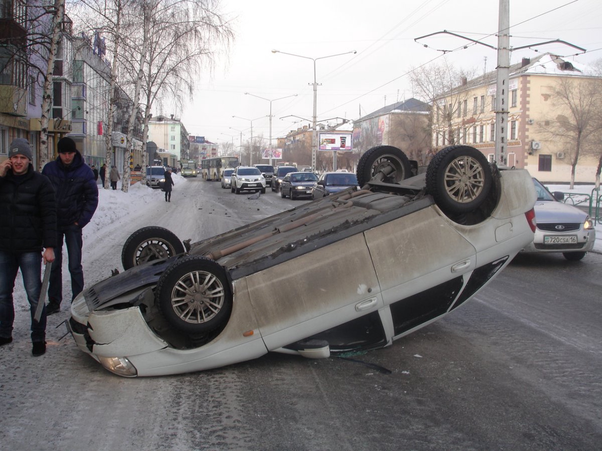 ДТП в Усть-Каменогорске: Авто взлетело на два метра вверх из-за открытого  люка: 01 марта 2015 19:55 - новости на Tengrinews.kz