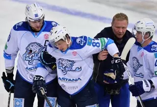 Нападающий "Барыса" Пушкарев подрался с хоккеистом "Авангарда"