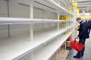 Тонны продуктов питания вывезли казахстанцы из России из-за низкого курса рубля