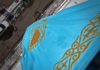 Флаг, вывешенный Жандосом Курманбаевым. Фото из социальной сети Facebook.com