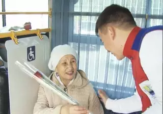 В Кызылорде водители и кондукторы автобусов своеобразно поздравили женщин с 8 Марта