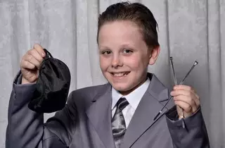 Школьника выгнали с праздника за костюм героя книги "50 оттенков серого"