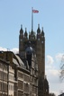 Мужчина всю ночь гулял по крыше парламента Великобритании