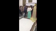 Жених уронил невесту на свадьбе в Кызылорде