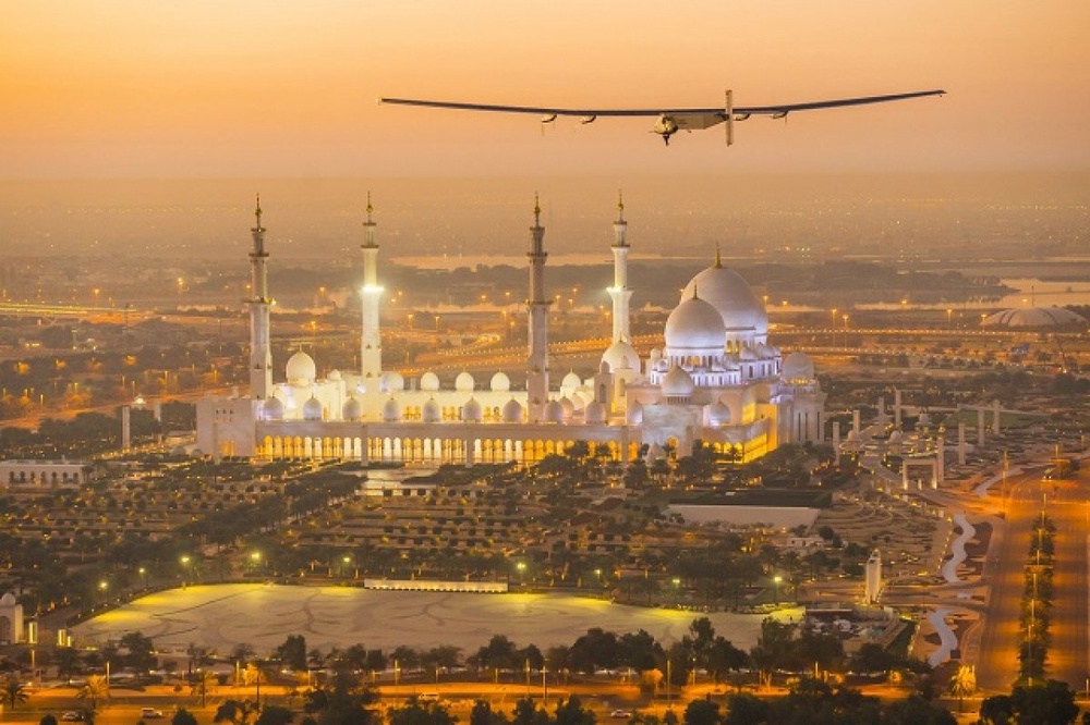 Самолет на солнечных батареях Solar Impulse 2 в небе над Абу-Даби. Фото с сайта arabiangazette.com
