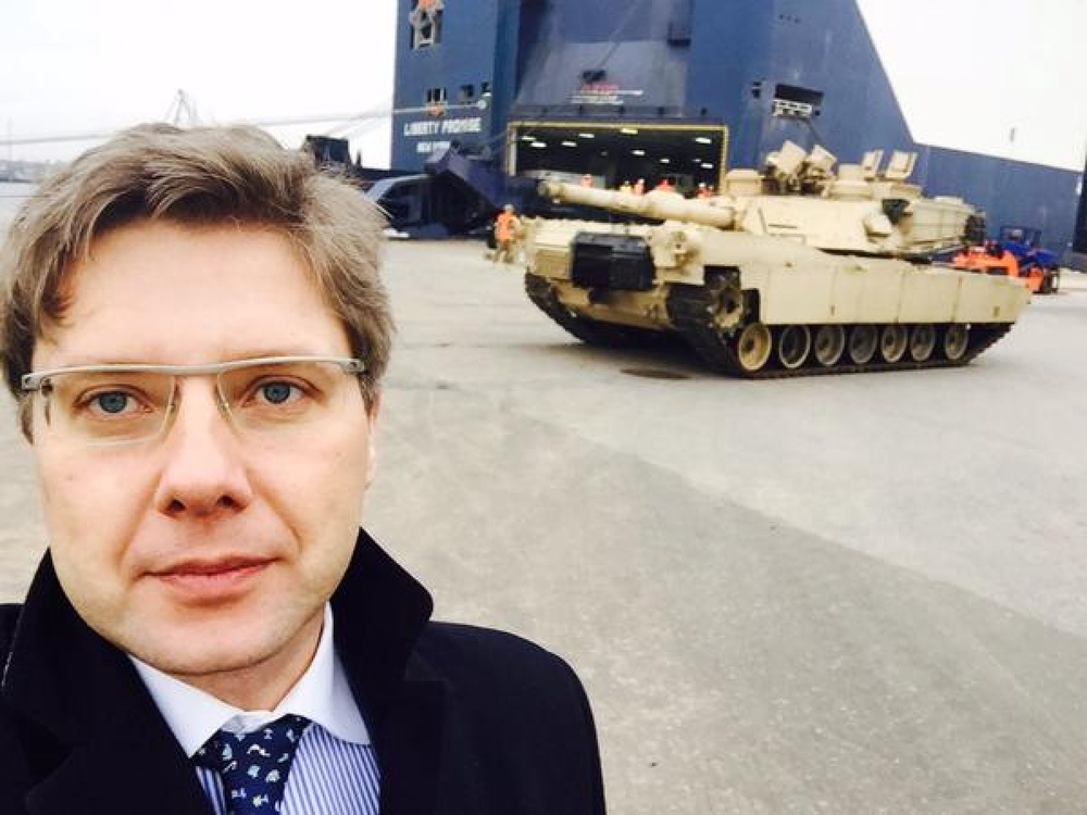 Мэр Риги Нил Ушаков на фоне танка M1A2 Abrams. Фото Twitter / nilushakov 