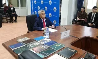 Претендент от КНПК приступил к сдаче экзамена на знание госязыка