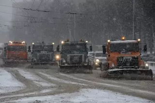 Для уборки снега в Алматы задействовали 500 единиц техники