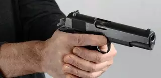 Мужчина выстрелил девушке в ногу 8 марта в Уральске