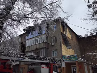 Женщина с двумя детьми размещена в гостинице после в пожара в жилом доме в Алматы