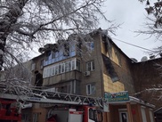 Женщина с двумя детьми размещена в гостинице после в пожара в жилом доме в Алматы