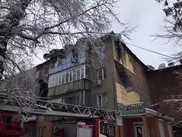 Женщина с двумя детьми размещена в гостинице после в пожара в жилом доме в Алматы