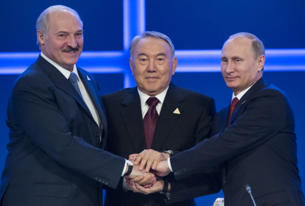Александр Лукашенко, Нурсултан Назарбаев и Владимир Путин после окончания заседания Евразийского экономического совета в Астане 29 мая 2014