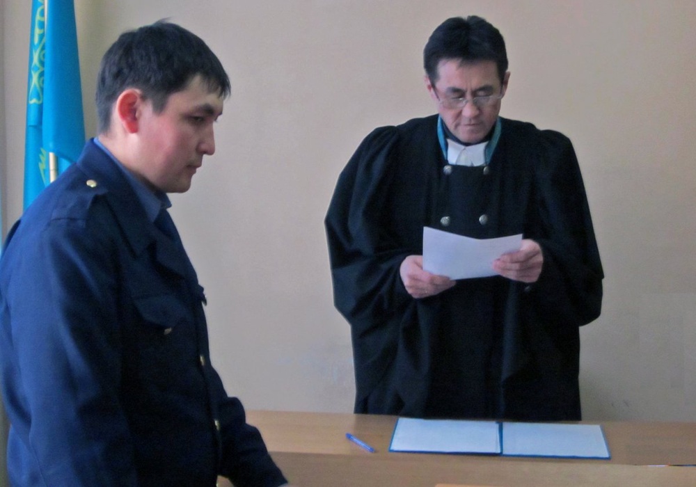 Судья Кайрат Касимов зачитывает приговор. Фото © Айсулу Буштаева
