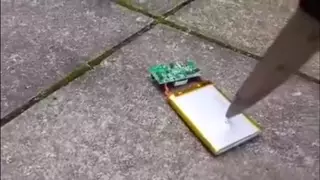 Опасный эксперимент с батареей смартфона стал хитом YouTube